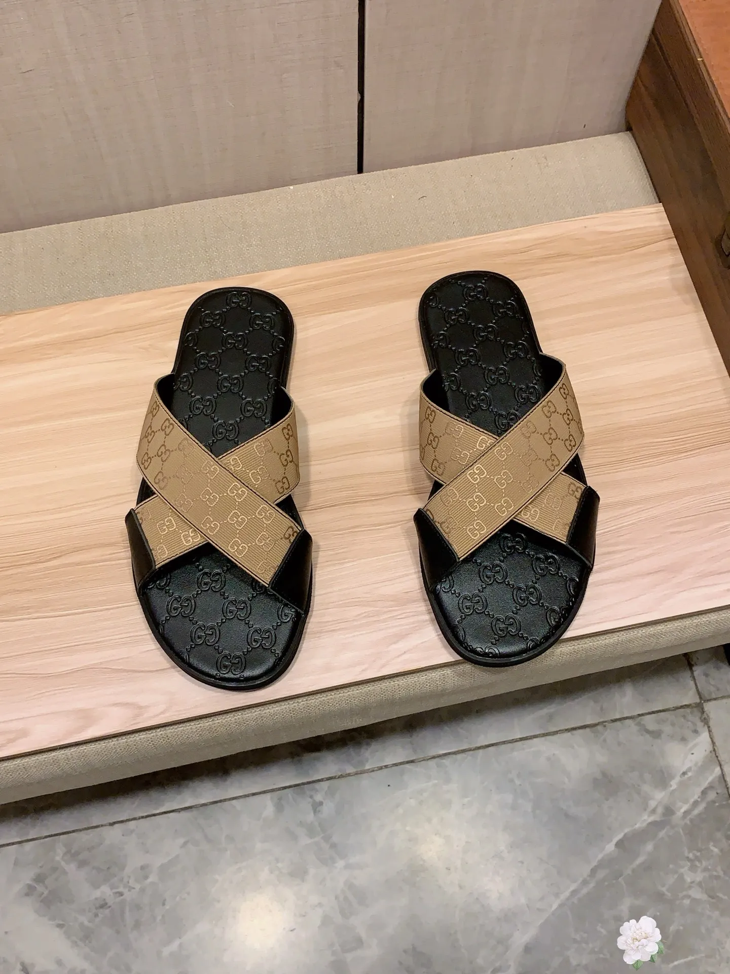 Slippers: New model: Factory price: 260💰💰🎩🎩🔥🔥《 Gucci* 》Series of slippers top purchasing agent🔍🔍Sold at the same time for men, original Italian imported webbing made of selected cowhide, exquisite workmanship,), sole: (super comfortable) original factory special sole, ⚠️exclusive double-layer movable molded sole super comfortable⚠️, real shot🎬the real thing is more beautiful🔍🔍266 regular code 38-44, can be ordered 45.